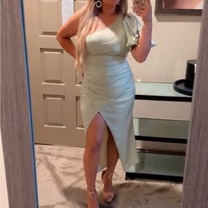 Elegant One-Shoulder Dress in Light Green